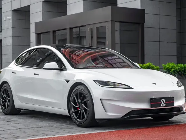 Tesla Model 3 — Фото автомобиля 3