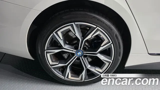 BMW i4 — Фото автомобиля 5