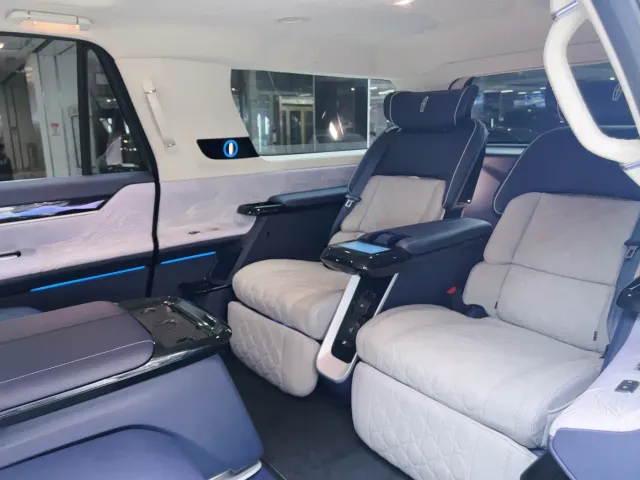 Lincoln Navigator One — Фото автомобиля 15