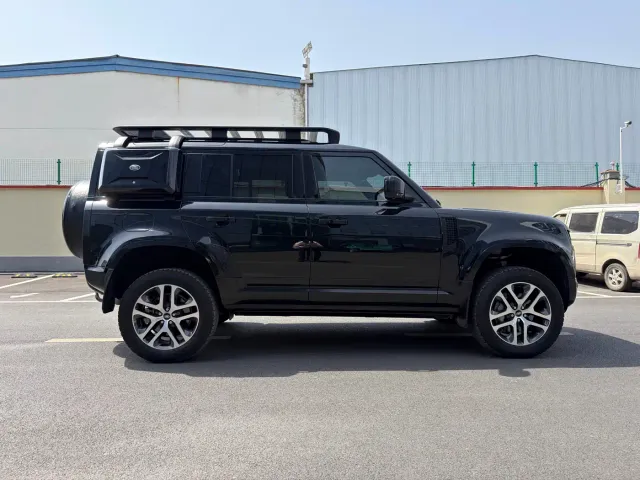 Land Rover Defender — Фото автомобиля 16