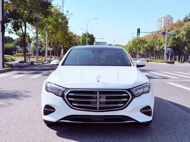Mercedes-Benz E-Class — Фото автомобиля 2