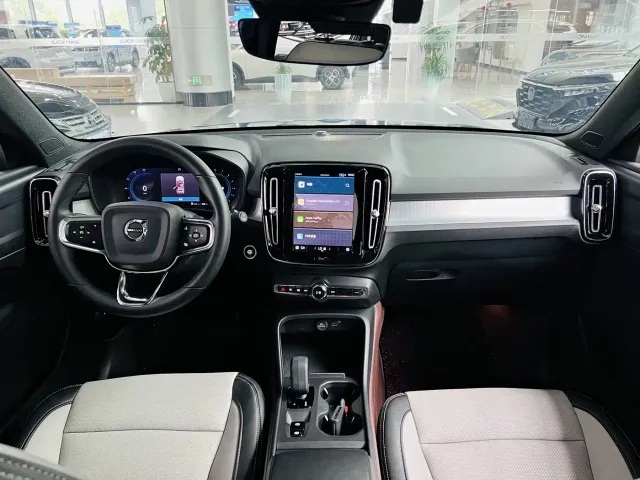 Volvo XC40 — Фото автомобиля 5
