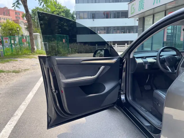 Tesla Model Y — Фото автомобиля 22