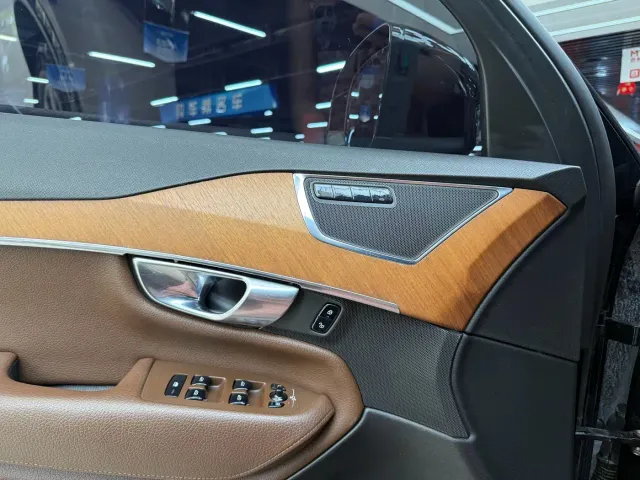 Volvo XC90 — Фото автомобиля 11