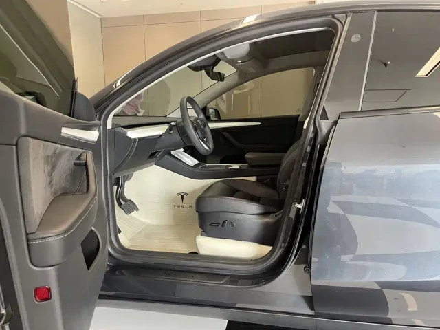Tesla Model Y — Фото автомобиля 16