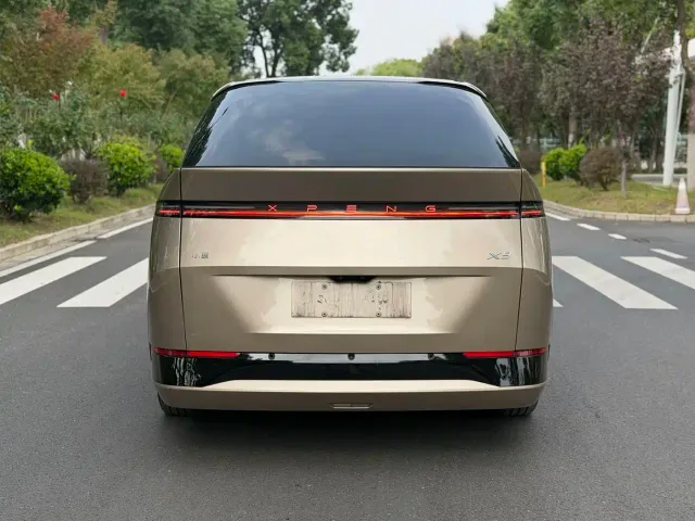 Xpeng X9 — Фото автомобиля 6