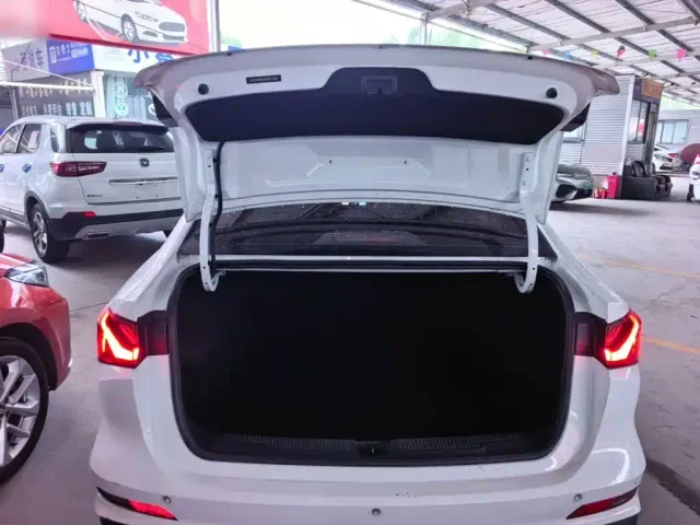 Roewe i5 — Фото автомобиля 18