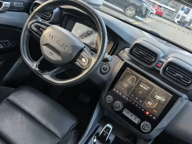 Lynk & Co Lynk & Co 03 2022 2.0TD DCT Power Pro — Фото автомобиля 8