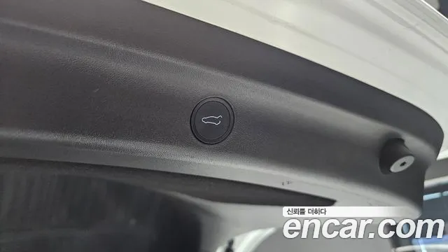 Tesla Model Y — Фото автомобиля 12