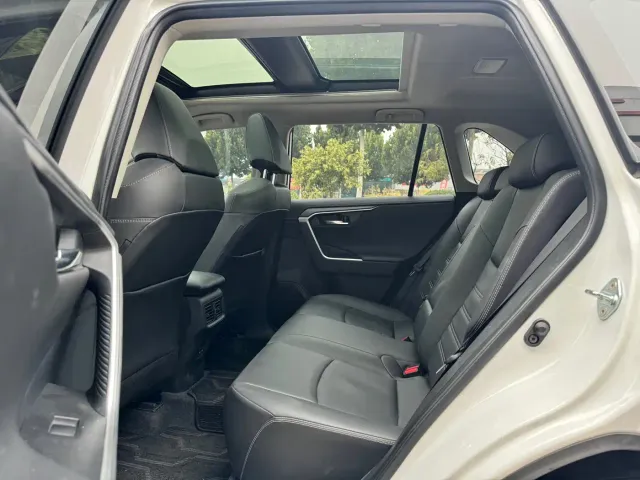 Toyota RAV4 — Фото автомобиля 11