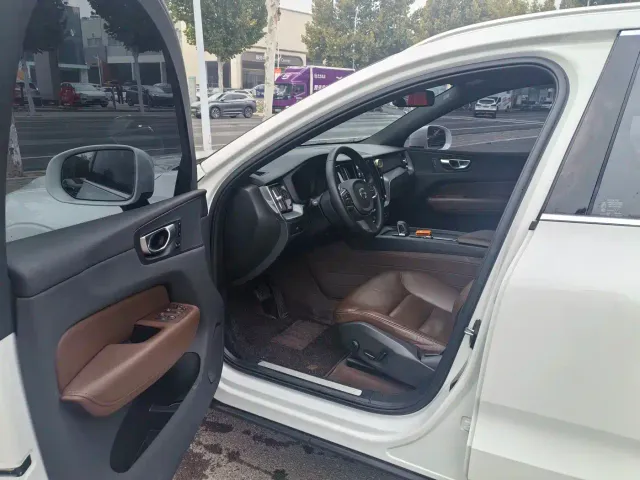 Volvo XC60 — Фото автомобиля 4