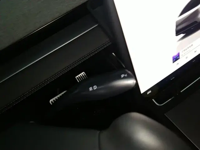 Tesla Model Y L — Фото автомобиля 13