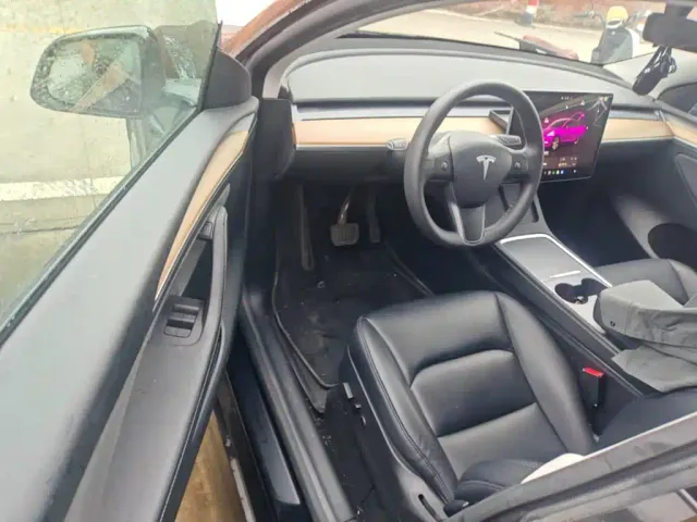 Tesla Model Y — Фото автомобиля 15