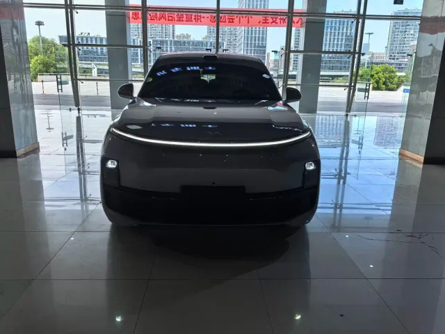 Li Auto L8 — Фото автомобиля 2
