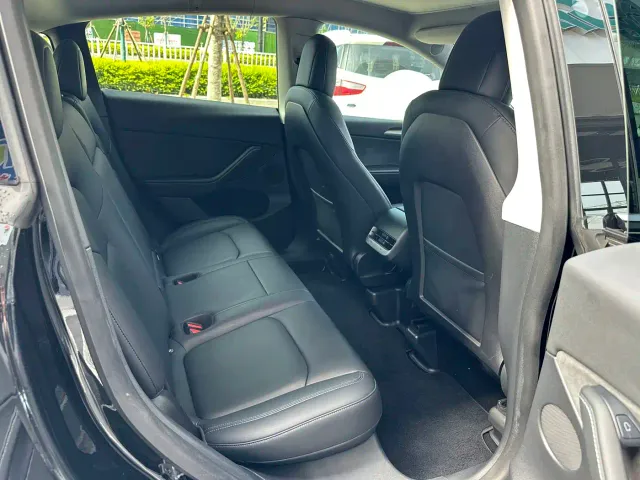 Tesla Model Y — Фото автомобиля 12