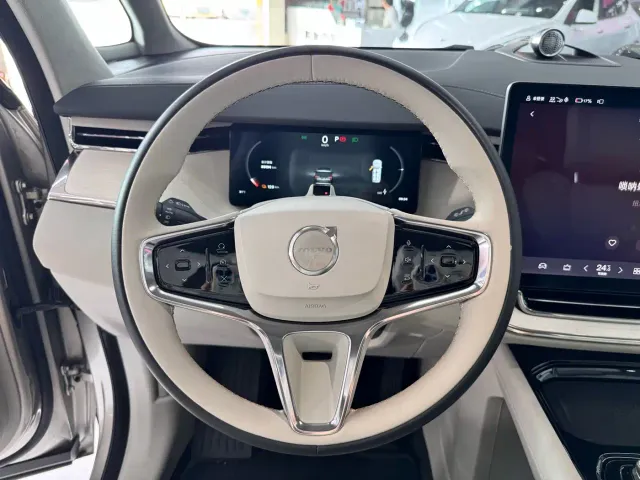 Volvo EM90 — Фото автомобиля 16