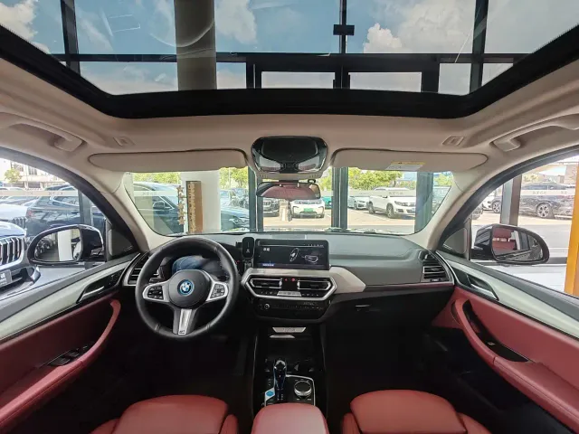 BMW iX3 — Фото автомобиля 11