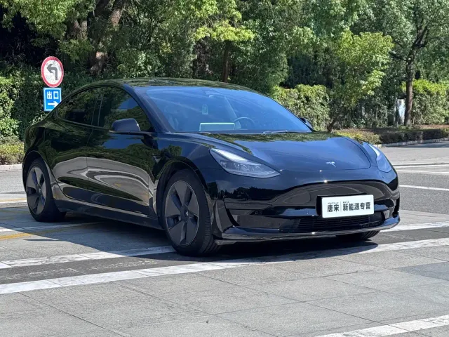 Tesla Model 3 — Фото автомобиля 3