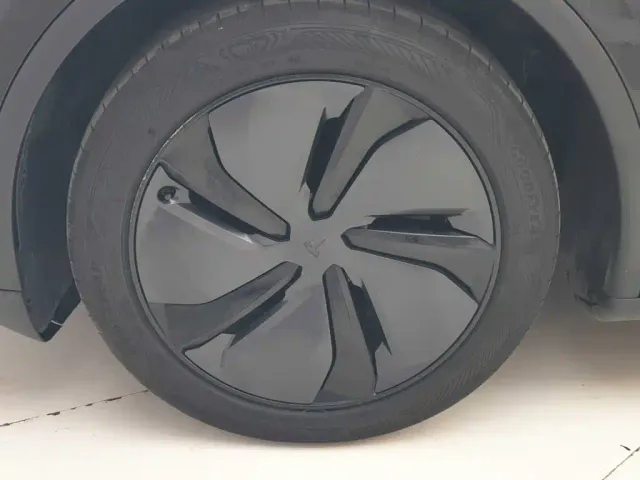 Tesla Model Y — Фото автомобиля 11