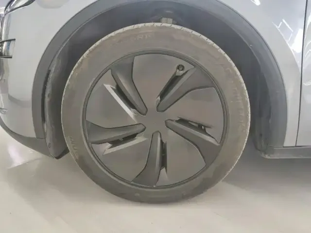 Tesla Model Y — Фото автомобиля 6
