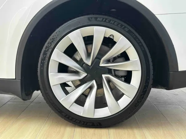 Tesla Model Y — Фото автомобиля 17