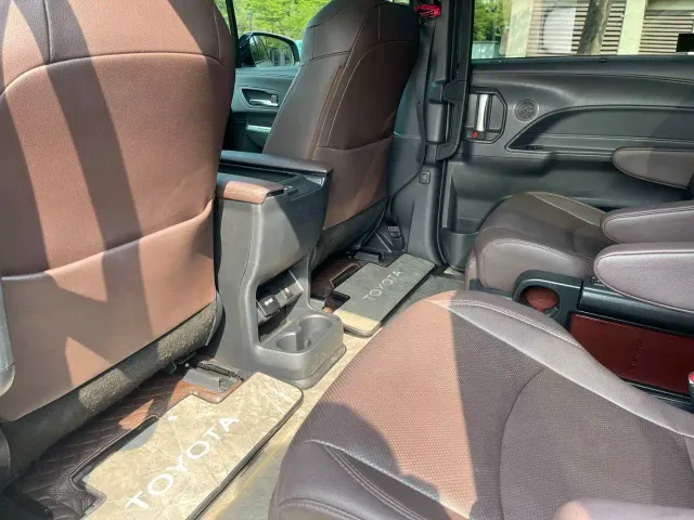 Toyota Sienna — Фото автомобиля 14