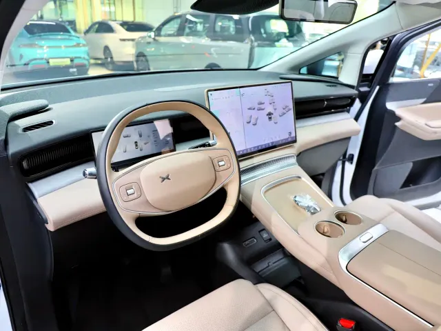 Xpeng X9 — Фото автомобиля 10
