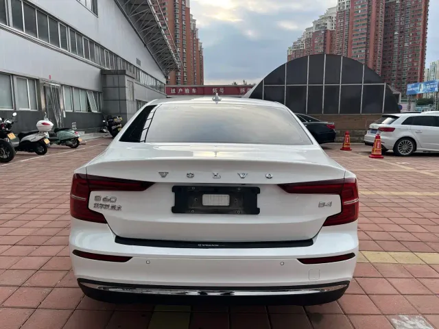 Volvo S60 — Фото автомобиля 5