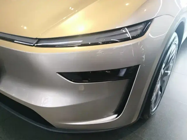 Tesla Model Y L — Фото автомобиля 23
