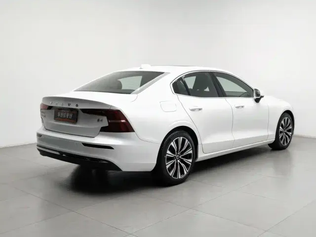 Volvo S60 — Фото автомобиля 2