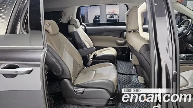 Kia Carnival Generation 4 — Фото автомобиля 11