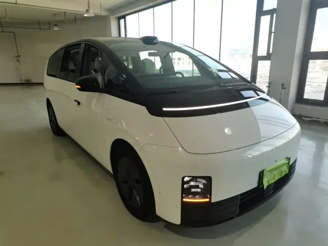 Li Auto MEGA — Фото автомобиля 3