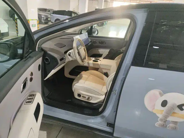 Li Auto i8 — Фото автомобиля 2