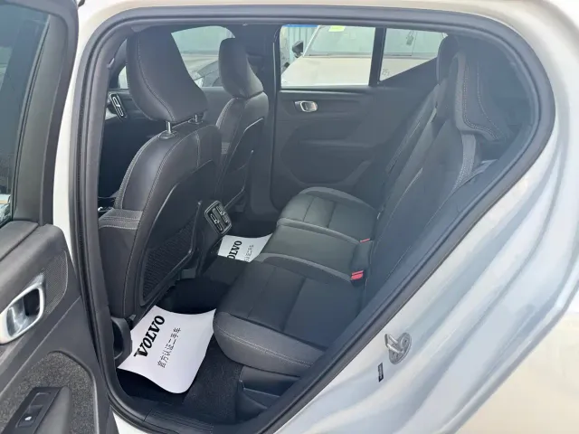 Volvo XC40 — Фото автомобиля 4