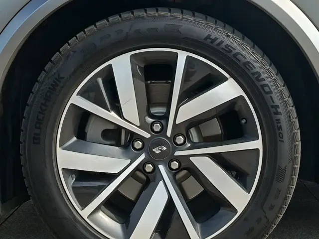 Li Auto L8 — Фото автомобиля 10