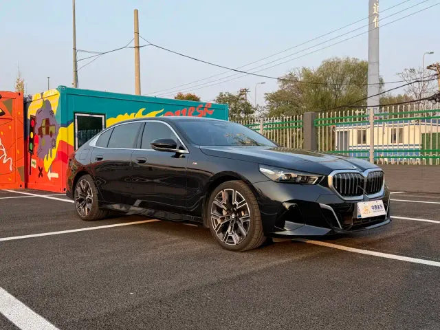 BMW 5 Series — Фото автомобиля 3