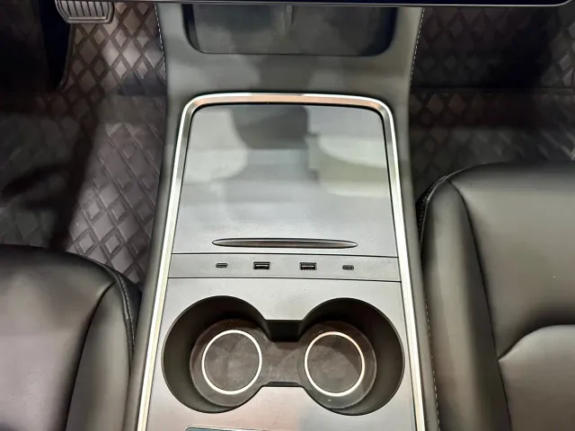 Tesla Model Y — Фото автомобиля 15