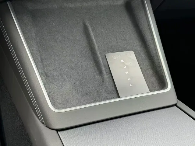 Tesla Model Y — Фото автомобиля 13