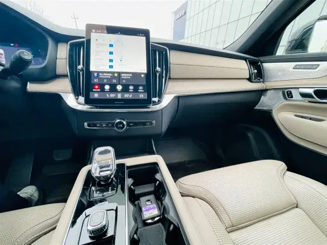 Volvo XC90 — Фото автомобиля 19