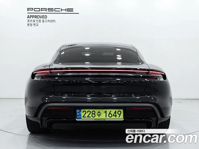 Porsche Taycan — Фото автомобиля 4