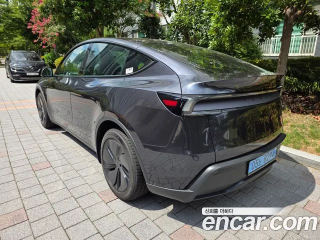 Tesla Model Y — Фото автомобиля 3