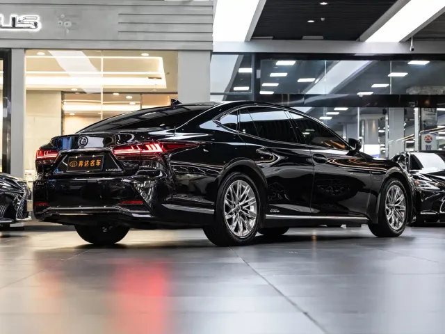 Lexus LS — Фото автомобиля 3
