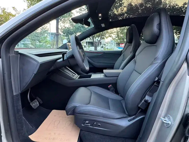 Tesla Model Y L — Фото автомобиля 15