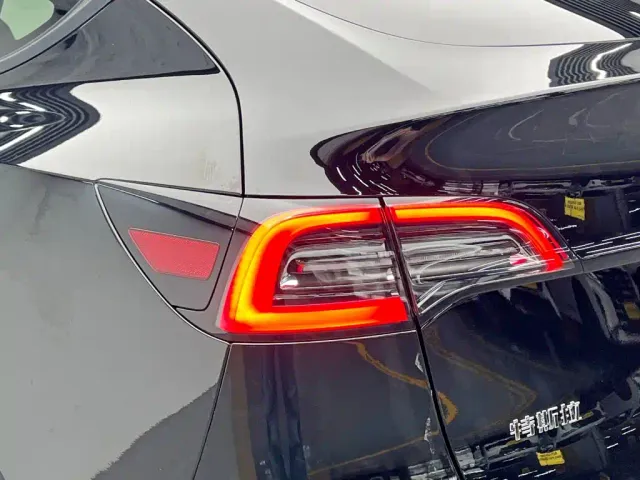 Tesla Model Y — Фото автомобиля 12