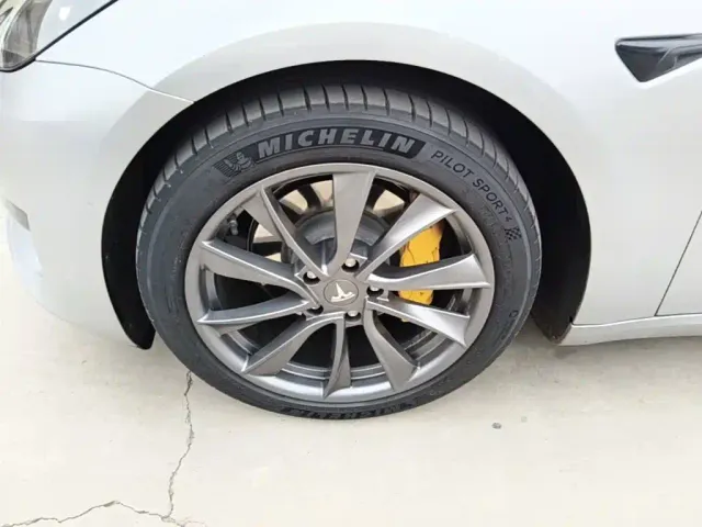 Tesla Model 3 — Фото автомобиля 22
