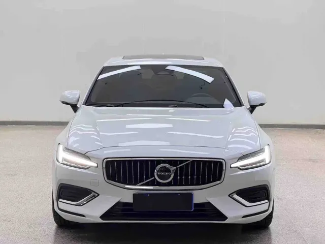 Volvo S60 — Фото автомобиля 2
