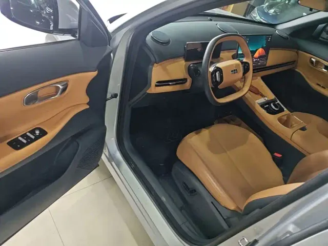 Geely Galaxy Starship 7 EM-i — Фото автомобиля 15