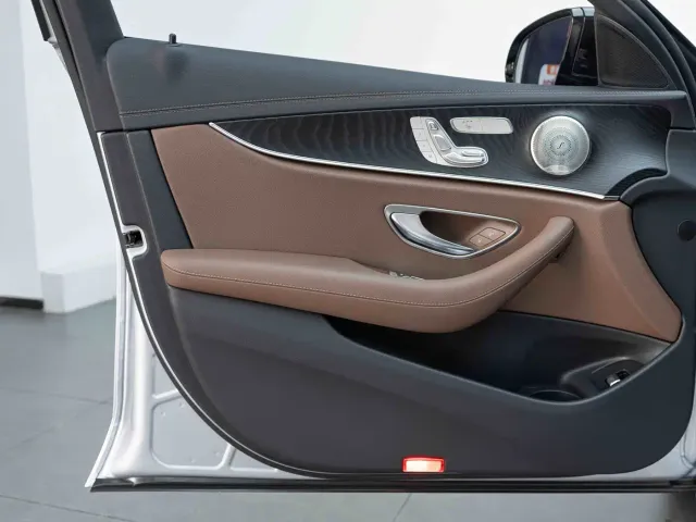 Mercedes-Benz E-Class — Фото автомобиля 10