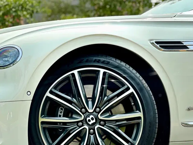 Bentley Flying Spur — Фото автомобиля 23