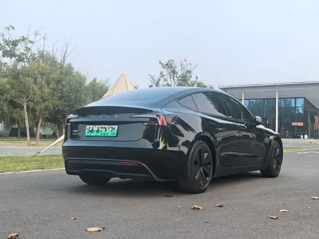 Tesla Model 3 — Фото автомобиля 9
